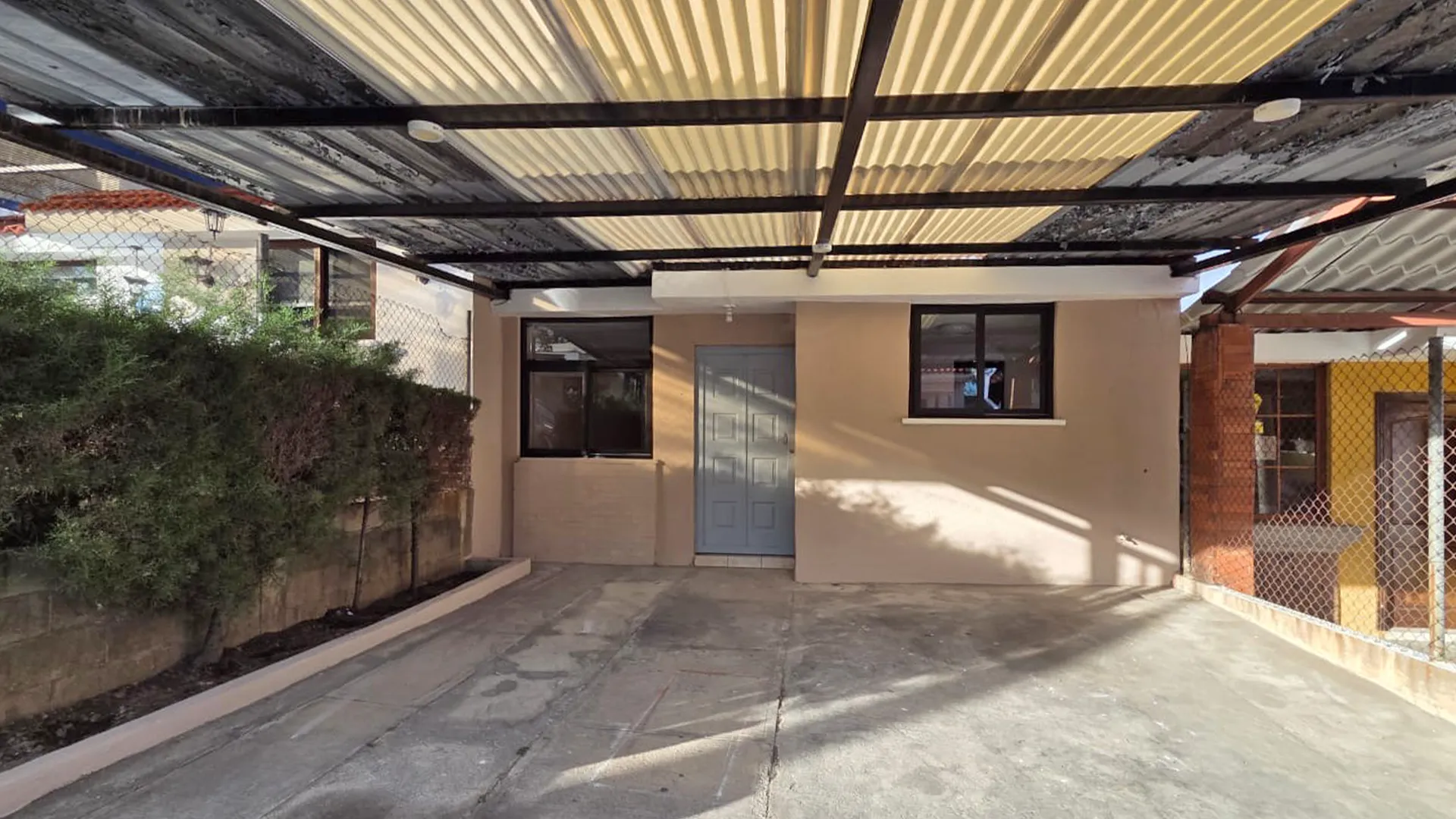 Alquiler de casa de 1 nivel en Condominio Santa Bárbara - Image 1