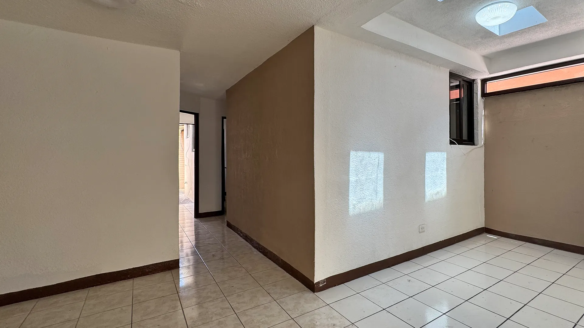 Alquiler de casa de 1 nivel en Condominio Santa Bárbara - Image 2