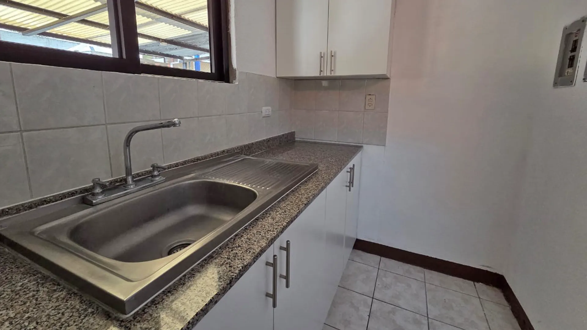 Alquiler de casa de 1 nivel en Condominio Santa Bárbara - Image 3