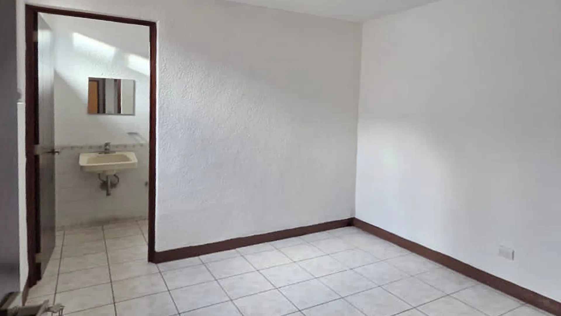Alquiler de casa de 1 nivel en Condominio Santa Bárbara - Image 4